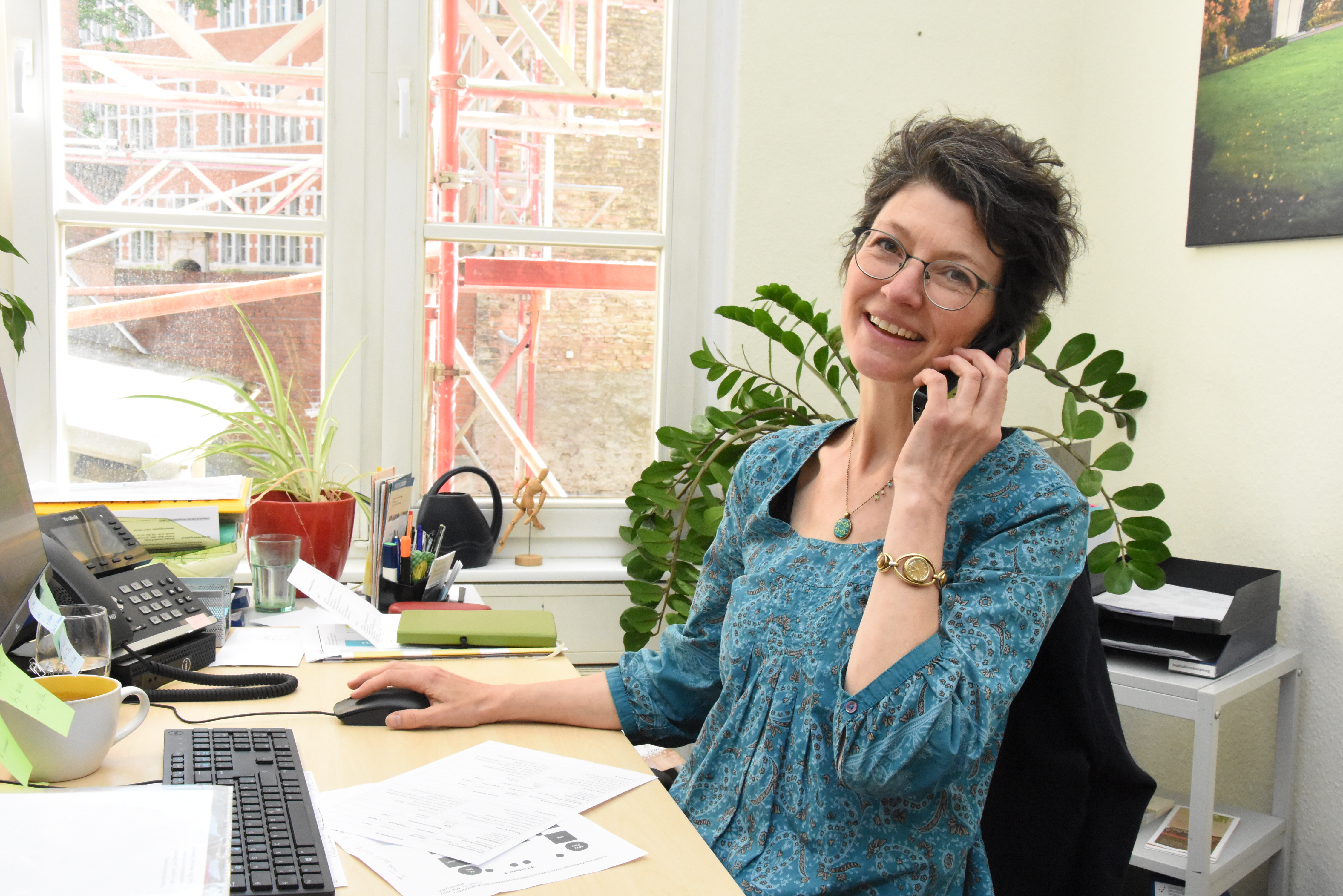 Eine FRau spricht am Telefon.